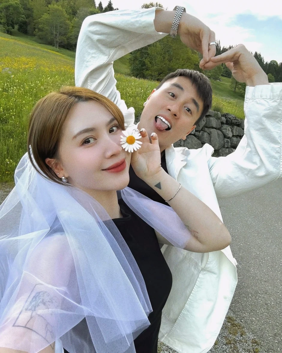 Kiên Hoàng "gia đình Cam Cam" tậu Mercedes, rồi đến Porsche từ trước 2022, bộ YouTuber "kiếm tiền ác" vậy hả? Chính chủ lên tiếng Kiên Hoàng "gia đình Cam Cam" tậu Mercedes, rồi đến Porsche từ trước 2022, bộ YouTuber "kiếm tiền ác" vậy hả? Chính chủ lên tiếng