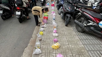 Kiểu xếp hàng lạ bằng túi nilon ở Bệnh viện Chợ Rẫy