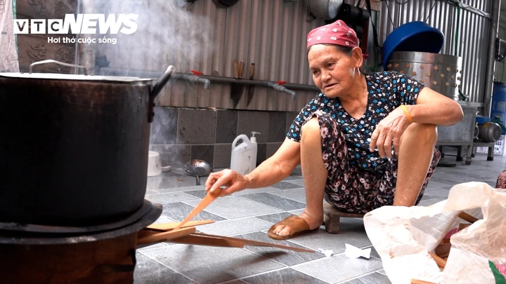 Kinh ngạc cụ bà 105 tuổi hàng ngày nấu cám nuôi lợn, cùng làm việc với con cháu Kinh ngạc cụ bà 105 tuổi hàng ngày nấu cám nuôi lợn, cùng làm việc với con cháu