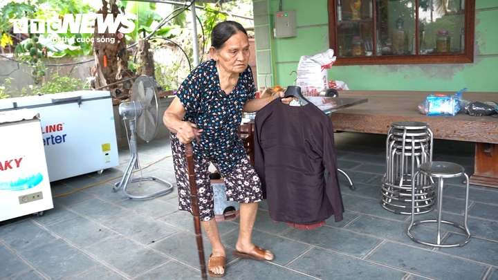 Kinh ngạc cụ bà 105 tuổi hàng ngày nấu cám nuôi lợn, cùng làm việc với con cháu Kinh ngạc cụ bà 105 tuổi hàng ngày nấu cám nuôi lợn, cùng làm việc với con cháu