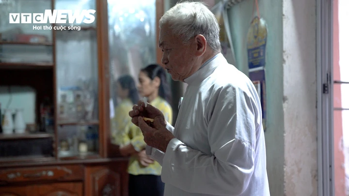 Kinh ngạc cụ bà 105 tuổi hàng ngày nấu cám nuôi lợn, cùng làm việc với con cháu Kinh ngạc cụ bà 105 tuổi hàng ngày nấu cám nuôi lợn, cùng làm việc với con cháu