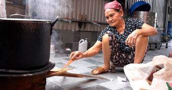 Kinh ngạc cụ bà 105 tuổi hàng ngày nấu cám nuôi lợn, cùng làm việc với con cháu