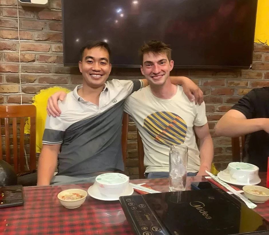 Lạc trong rừng sâu, khách Tây kiệt sức sau một đêm, chắp tay cảm ơn người Việt Lạc trong rừng sâu, khách Tây kiệt sức sau một đêm, chắp tay cảm ơn người Việt
