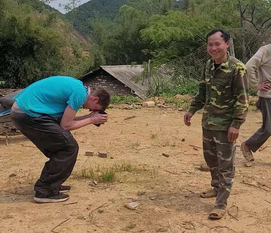 Lạc trong rừng sâu, khách Tây kiệt sức sau một đêm, chắp tay cảm ơn người Việt Lạc trong rừng sâu, khách Tây kiệt sức sau một đêm, chắp tay cảm ơn người Việt