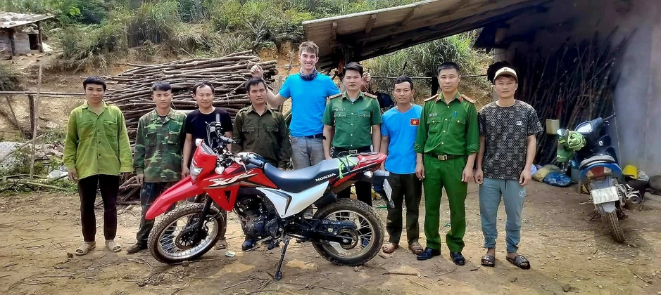 Lạc trong rừng sâu, khách Tây kiệt sức sau một đêm, chắp tay cảm ơn người Việt Lạc trong rừng sâu, khách Tây kiệt sức sau một đêm, chắp tay cảm ơn người Việt