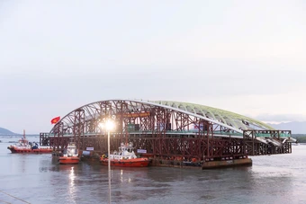 Lai dắt sà lan chở nhịp cầu đi bộ vượt 124km tiến về sông Sài Gòn