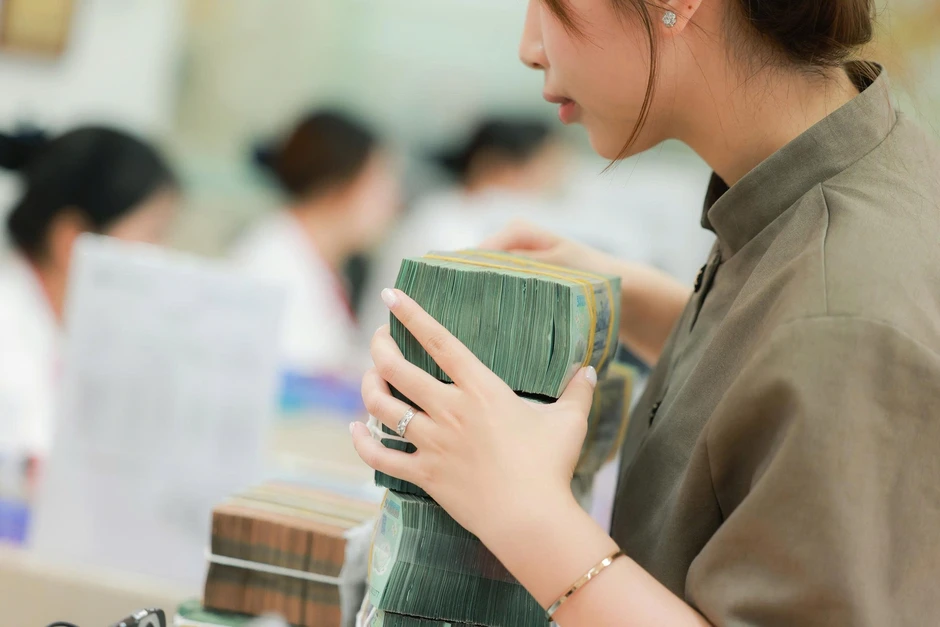 Lãi suất tiết kiệm tăng nhanh: Có 1 tỷ đồng gửi ngay sau Tết, nên "tất toán sớm" để gửi sổ mới hưởng lãi cao, hay giữ nguyên chờ đáo hạn?