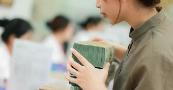 Lãi suất tiết kiệm tăng nhanh: Có 1 tỷ đồng gửi ngay sau Tết, nên "tất toán sớm" để gửi sổ mới hưởng lãi cao, hay giữ nguyên chờ đáo hạn?