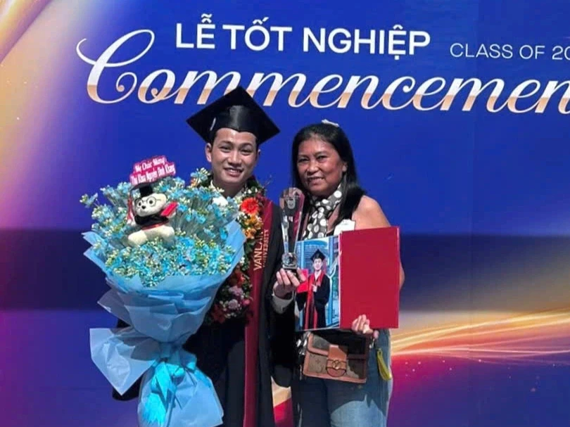 Lâm Đồng: Mẹ căng băng rôn, mở tiệc đãi 100 khách mừng con trai là thủ khoa Lâm Đồng: Mẹ căng băng rôn, mở tiệc đãi 100 khách mừng con trai là thủ khoa