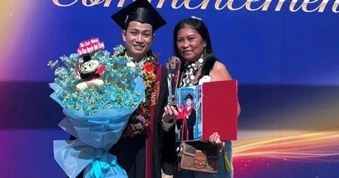 Lâm Đồng: Mẹ căng băng rôn, mở tiệc đãi 100 khách mừng con trai là thủ khoa