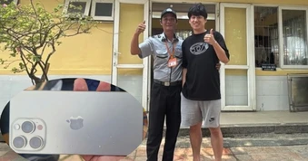 Lặn biển thấy iPhone của du khách và phản ứng bất ngờ của nam nhân viên
