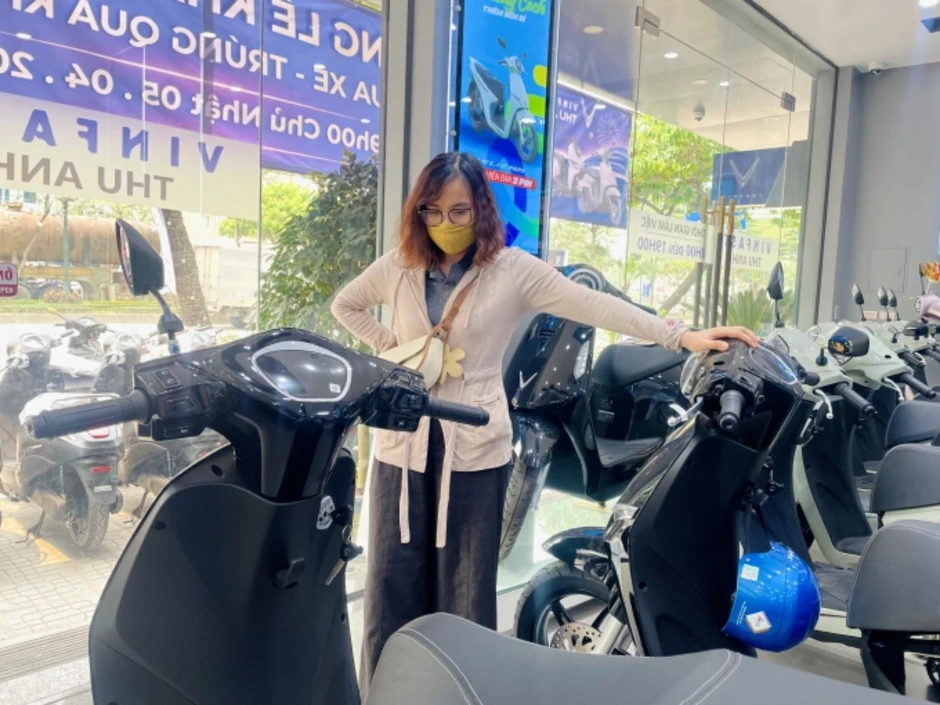 Làn sóng chuyển sang xe máy điện của các gia đình Hà Nội Làn sóng chuyển sang xe máy điện của các gia đình Hà Nội