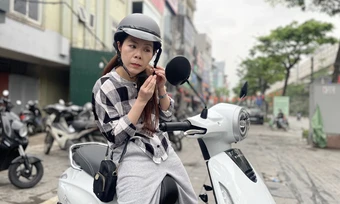 Làn sóng chuyển sang xe máy điện của các gia đình Hà Nội