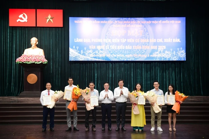 Lãnh đạo TP.HCM gặp gỡ, tuyên dương nhà báo, văn nghệ sĩ tiêu biểu đầu năm Lãnh đạo TP.HCM gặp gỡ, tuyên dương nhà báo, văn nghệ sĩ tiêu biểu đầu năm