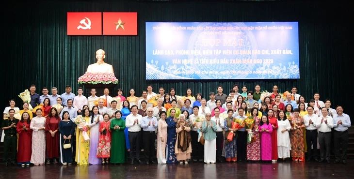 Lãnh đạo TP.HCM gặp gỡ, tuyên dương nhà báo, văn nghệ sĩ tiêu biểu đầu năm Lãnh đạo TP.HCM gặp gỡ, tuyên dương nhà báo, văn nghệ sĩ tiêu biểu đầu năm