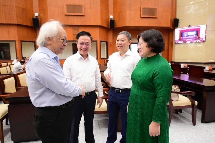 Lãnh đạo TP.HCM gặp gỡ, tuyên dương nhà báo, văn nghệ sĩ tiêu biểu đầu năm Lãnh đạo TP.HCM gặp gỡ, tuyên dương nhà báo, văn nghệ sĩ tiêu biểu đầu năm