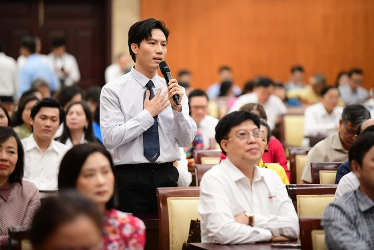 Lãnh đạo TP.HCM gặp gỡ, tuyên dương nhà báo, văn nghệ sĩ tiêu biểu đầu năm Lãnh đạo TP.HCM gặp gỡ, tuyên dương nhà báo, văn nghệ sĩ tiêu biểu đầu năm