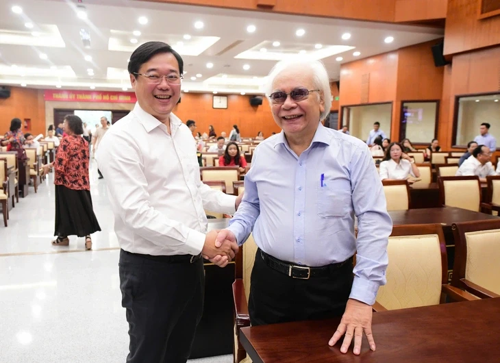Lãnh đạo TP.HCM gặp gỡ, tuyên dương nhà báo, văn nghệ sĩ tiêu biểu đầu năm Lãnh đạo TP.HCM gặp gỡ, tuyên dương nhà báo, văn nghệ sĩ tiêu biểu đầu năm