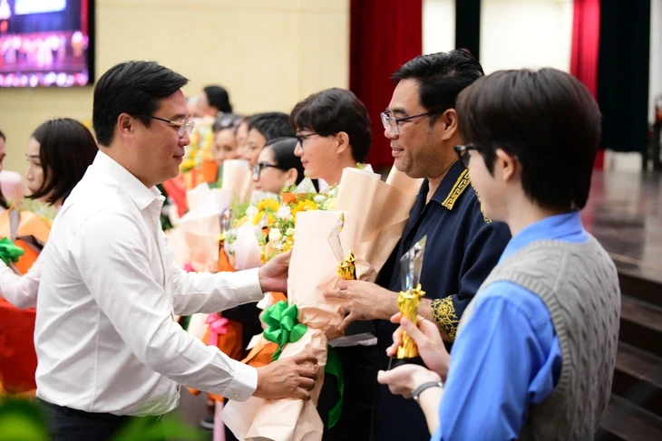 Lãnh đạo TP.HCM gặp gỡ, tuyên dương nhà báo, văn nghệ sĩ tiêu biểu đầu năm Lãnh đạo TP.HCM gặp gỡ, tuyên dương nhà báo, văn nghệ sĩ tiêu biểu đầu năm