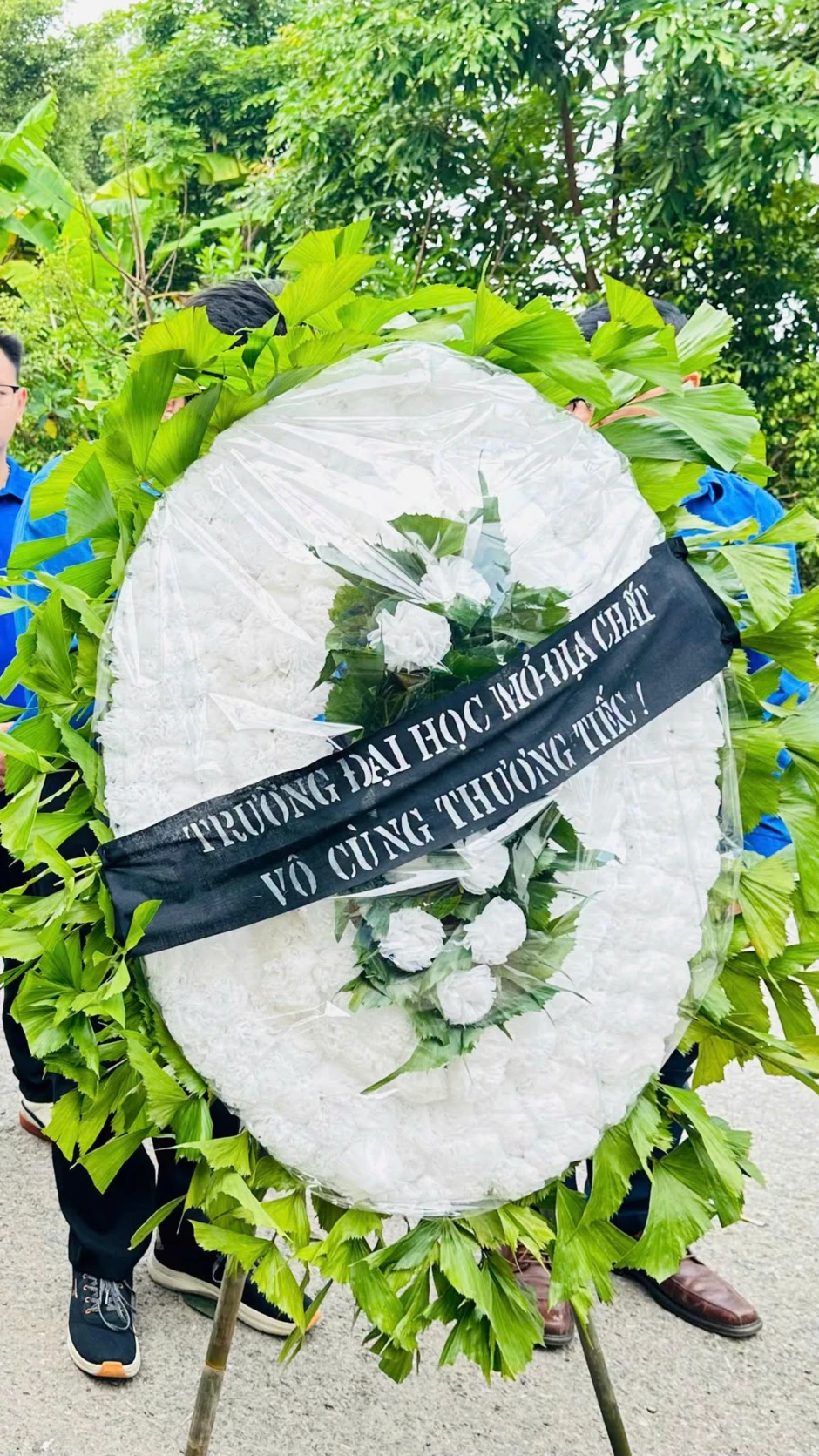 Lãnh đạo Trường ĐH Mỏ- Địa chất chia buồn với gia đình nam sinh bị nước cuốn Lãnh đạo Trường ĐH Mỏ- Địa chất chia buồn với gia đình nam sinh bị nước cuốn