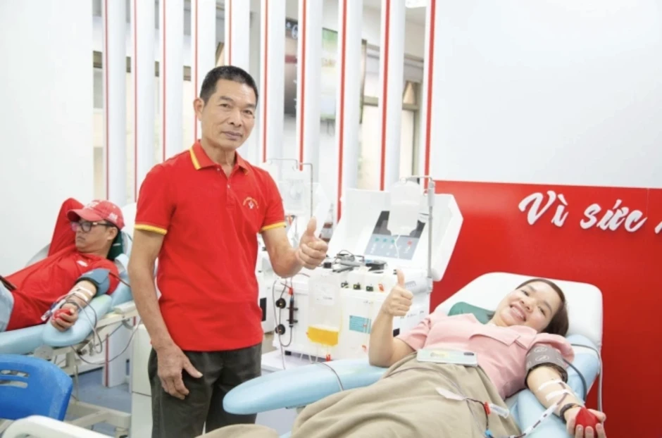 Lão nông rủ cả làng đi hiến máu Lão nông rủ cả làng đi hiến máu