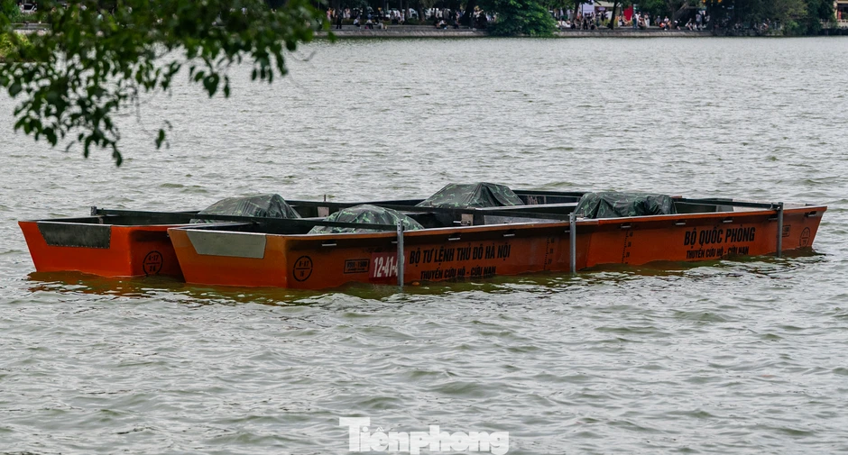 Lắp trận địa pháo hoa trên mặt nước Hồ Tây, Hồ Hoàn Kiếm Lắp trận địa pháo hoa trên mặt nước Hồ Tây, Hồ Hoàn Kiếm
