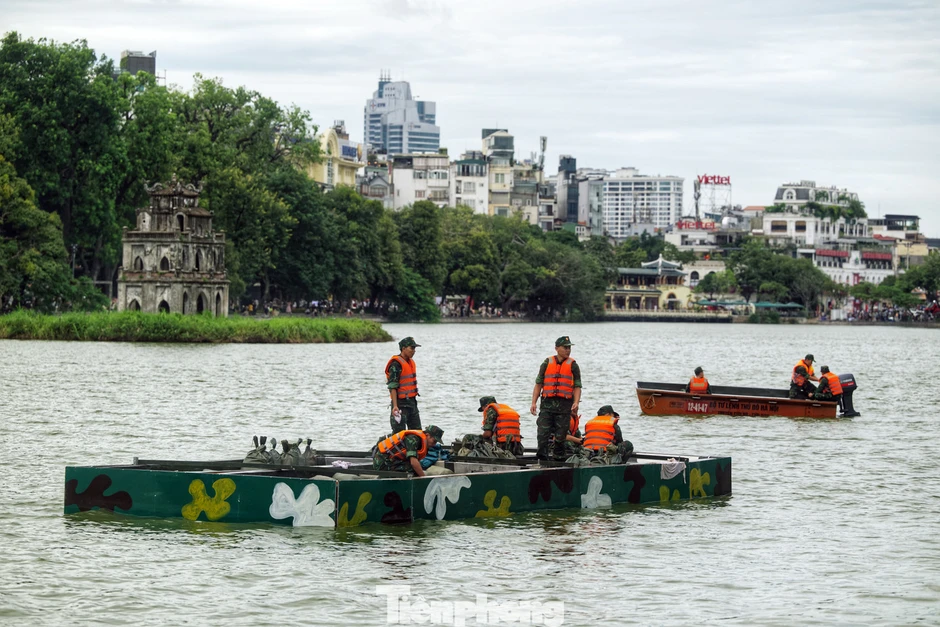 Lắp trận địa pháo hoa trên mặt nước Hồ Tây, Hồ Hoàn Kiếm Lắp trận địa pháo hoa trên mặt nước Hồ Tây, Hồ Hoàn Kiếm