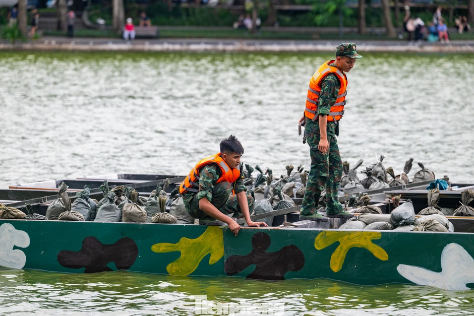 Lắp trận địa pháo hoa trên mặt nước Hồ Tây, Hồ Hoàn Kiếm Lắp trận địa pháo hoa trên mặt nước Hồ Tây, Hồ Hoàn Kiếm