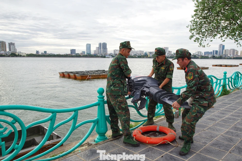 Lắp trận địa pháo hoa trên mặt nước Hồ Tây, Hồ Hoàn Kiếm Lắp trận địa pháo hoa trên mặt nước Hồ Tây, Hồ Hoàn Kiếm