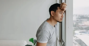Lấy tôi 5 năm, vợ vẫn phục vụ mẹ chồng cũ cứ như làm dâu 2 nhà