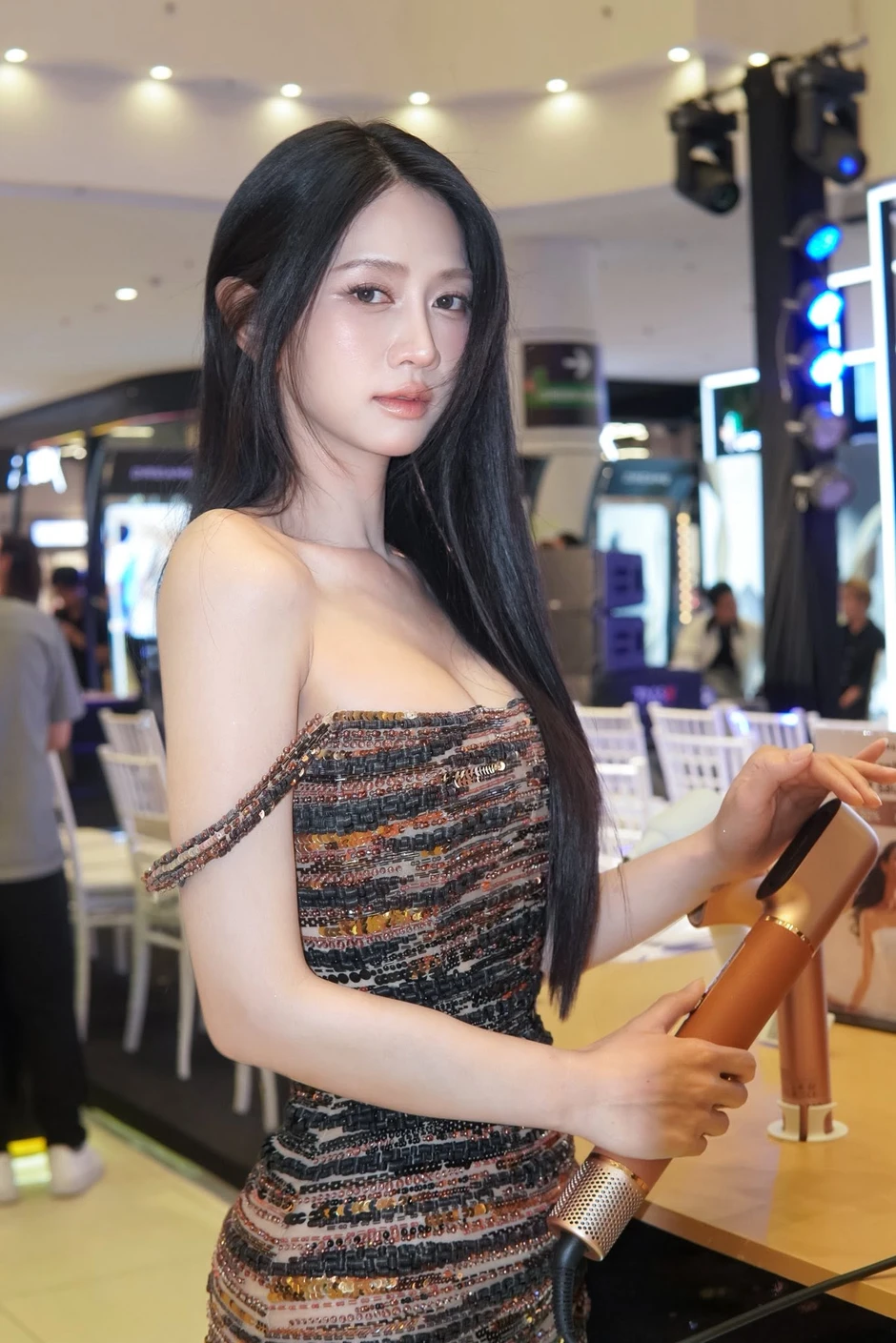 Lê Bống tuyên bố có "job" mới! Lê Bống tuyên bố có "job" mới!