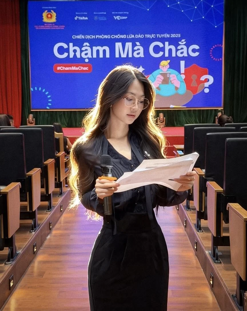 Lê Bống tuyên bố có "job" mới! Lê Bống tuyên bố có "job" mới!