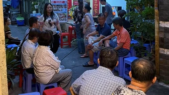 Lễ giỗ chung 14 người mất vì Covid trong con hẻm TP HCM
