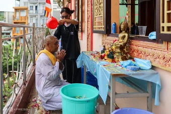 Lễ tắm cho cha mẹ trong Tết của người Khmer ở TP HCM