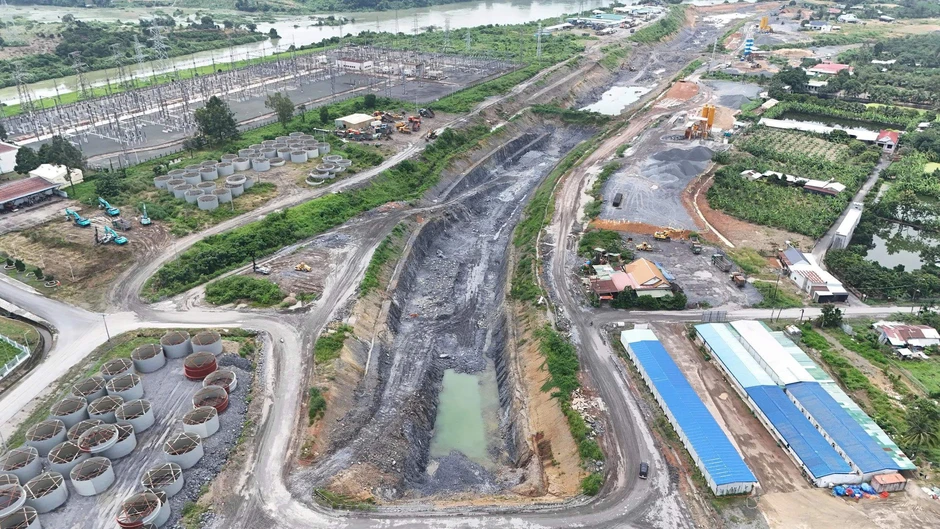 'Lên đời' đại công trình của Việt Nam: Đào 400.227 m3 đất đá, đổ 48.354 m3 bê tông, lắp đặt 2.103 tấn thiết bị