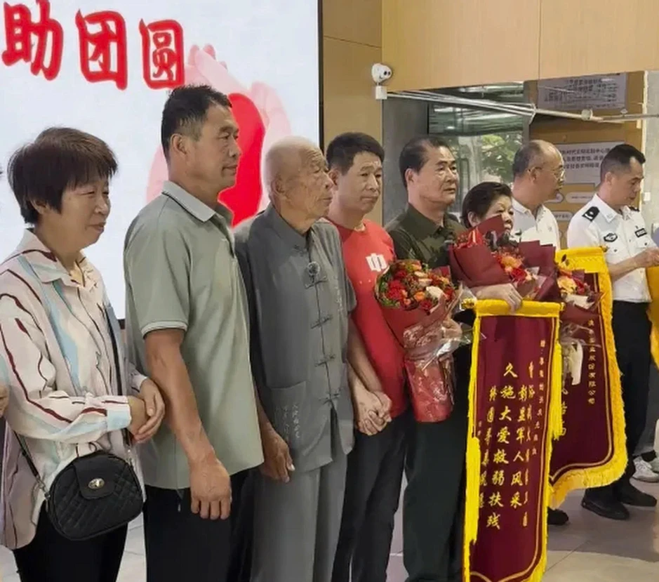 Lên tàu hỏa chơi rồi ngủ quên, cậu bé Trung Quốc thất lạc gia đình 35 năm Lên tàu hỏa chơi rồi ngủ quên, cậu bé Trung Quốc thất lạc gia đình 35 năm