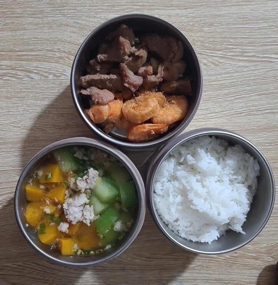 Lo con ăn thịt bẩn, bà mẹ 10 năm dậy từ 5h nấu cơm cho con mang đi học Lo con ăn thịt bẩn, bà mẹ 10 năm dậy từ 5h nấu cơm cho con mang đi học