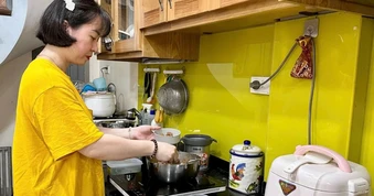 Lo con ăn thịt bẩn, bà mẹ 10 năm liền dậy từ 5h nấu cơm cho con mang đi học