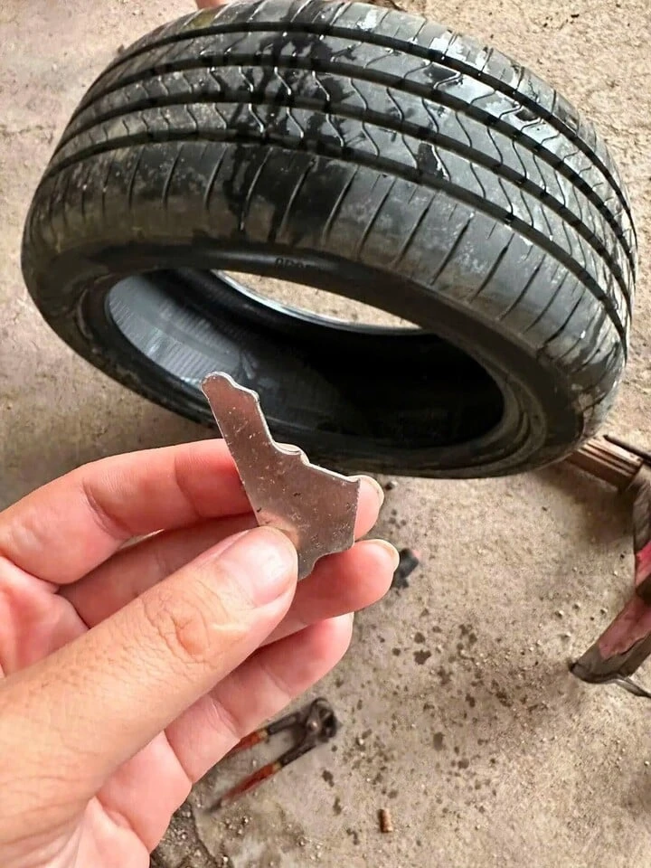 Loạt ô tô thủng lốp trên cao tốc qua Gia Lai, Đắk Lắk, tài xế phát hiện vật nhọn Loạt ô tô thủng lốp trên cao tốc qua Gia Lai, Đắk Lắk, tài xế phát hiện vật nhọn