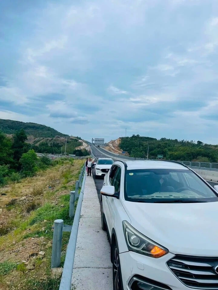 Loạt ô tô thủng lốp trên cao tốc qua Gia Lai, Đắk Lắk, tài xế phát hiện vật nhọn Loạt ô tô thủng lốp trên cao tốc qua Gia Lai, Đắk Lắk, tài xế phát hiện vật nhọn