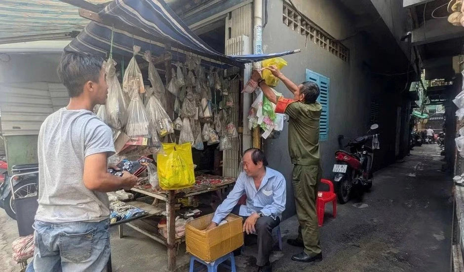 Lời kể nghẹn ngào của người thoát chết trong vụ cháy khiến 7 người thương vong ở TP.HCM: Đau đớn nhất là mất mẹ và con dâu Lời kể nghẹn ngào của người thoát chết trong vụ cháy khiến 7 người thương vong ở TP.HCM: Đau đớn nhất là mất mẹ và con dâu