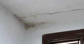 Lời khuyên cho các gia đình phát hiện vết nứt trên trần nhà