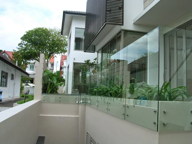 Lời khuyên cho gia đình làm lan can ban công bằng kính cường lực