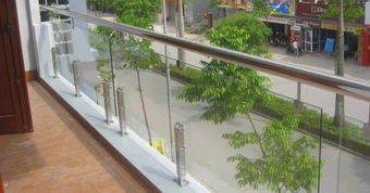 Lời khuyên cho gia đình làm lan can ban công bằng kính cường lực