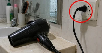 Lời khuyên cho gia đình về việc rút phích cắm máy sấy tóc an toàn hơn
