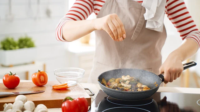 Lời khuyên khi dùng bếp từ: Thói quen gây hại cho bảng điều khiển Lời khuyên khi dùng bếp từ: Thói quen gây hại cho bảng điều khiển