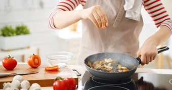 Lời khuyên khi dùng bếp từ: Thói quen gây hại cho bảng điều khiển