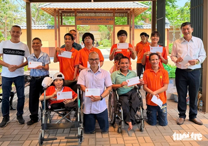 Lớp học đặc biệt giúp nạn nhân da cam lưu giữ khoảnh khắc bằng điện thoại Lớp học đặc biệt giúp nạn nhân da cam lưu giữ khoảnh khắc bằng điện thoại