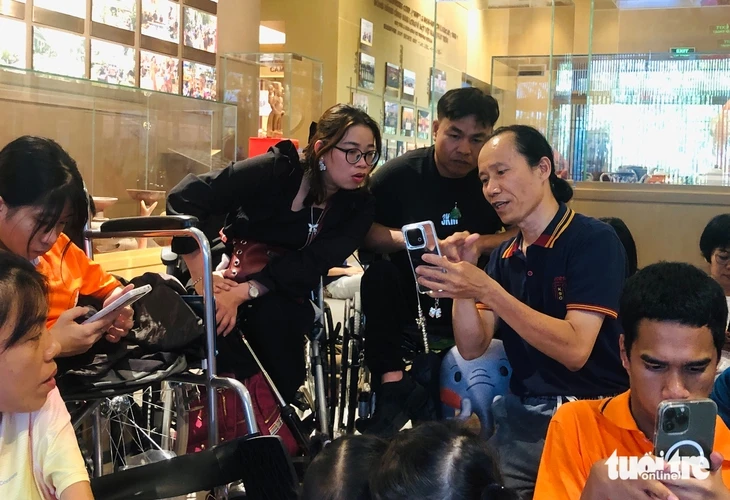 Lớp học đặc biệt giúp nạn nhân da cam lưu giữ khoảnh khắc bằng điện thoại Lớp học đặc biệt giúp nạn nhân da cam lưu giữ khoảnh khắc bằng điện thoại
