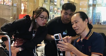Lớp học đặc biệt giúp nạn nhân da cam lưu giữ khoảnh khắc bằng điện thoại